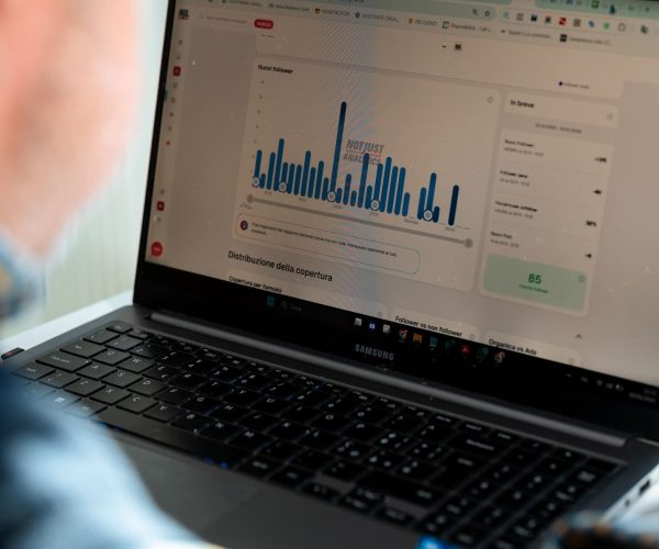 Luca Stocchi analizza i dati di una strategia digitale sullo schermo del computer