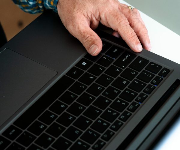 Primo piano delle mani di Luca Stocchi sulla tastiera mentre lavora a una strategia digitale